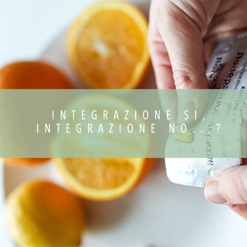 Arance su un tavolo con mano con in mano integratori gialli con banner articolo