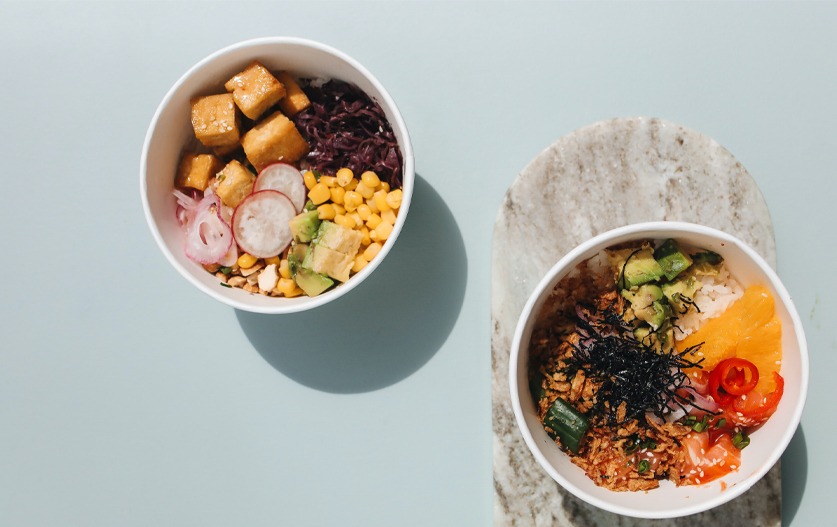 Bowl di pokè su un piano chiaro