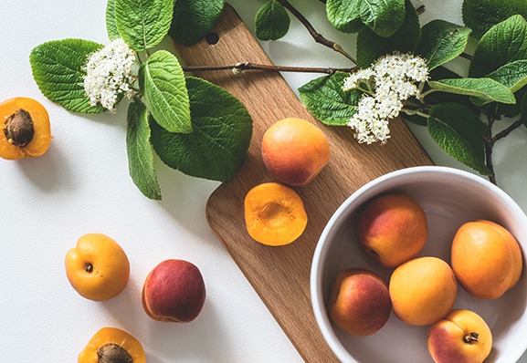 Tagliere con frutta e fiori