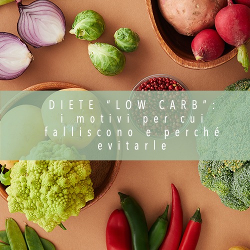 Sfondo marrone con piatti di verdure utilizzato come copertina dell'articolo dieta low carb